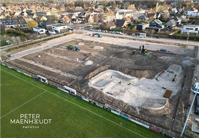 Sportpark met kunstgras voetbal, skatepark